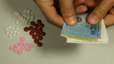 Vietnamese Dong VND, Counting Drugs and Money, Health Care, Colorful Pills Stockbeeldmateriaal 8677755