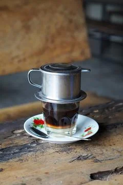 Vietnamese drip coffee made with bold robusta on a wooden table Foto stock