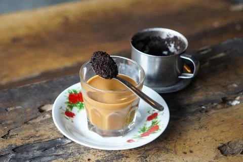 Vietnamese drip coffee made with bold robusta on a wooden table Stock-Fotos