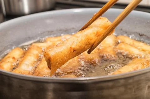 Vietnamese egg rolls, cha gio, deep fried in boiling oil pan Foto stock