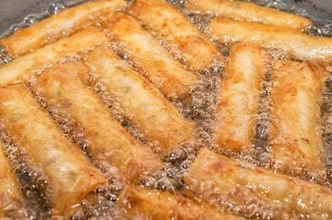 Vietnamese egg rolls, cha gio, deep fried in boiling oil pan Foto stock