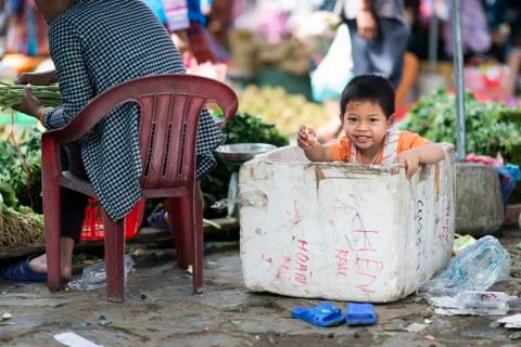 A vietnamese kid playing in a polystyrene box in Bac Ha Market, Lao Cai, Vietnam Foto stock