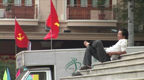 Vietnamese Man Resting On Steps Vídeo Stock 39600731