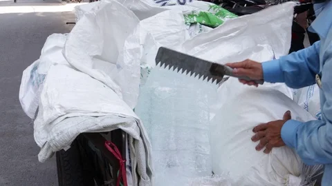 Vietnamese man stabs ice Video stock 119560874