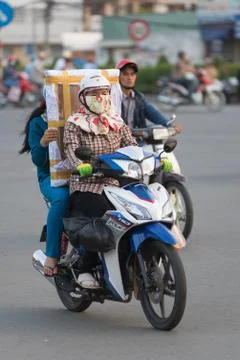 Vietnamese motorcyclist drives rectangular package 스톡 사진