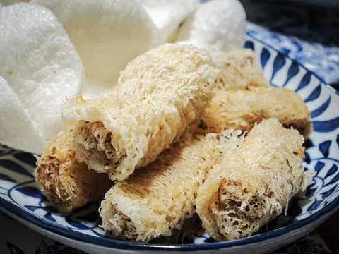 Vietnamese Netted Fried Spring Rolls (Cha Gio) on a serving plate 库存照片