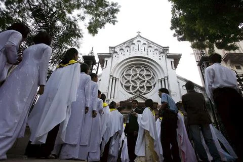 Vietnamese Nuns Queue Outside - Nov 2006 Stock Photos