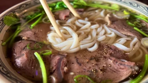 Vietnamese soup Fa Bo on a plate with beef and rice noodles is the unsurpassed Vidéo 175877655