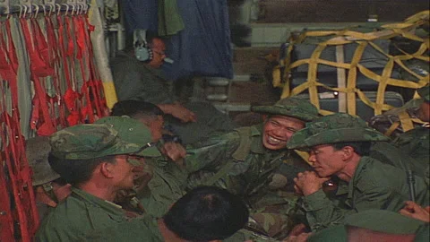 Vietnamese Troops Fraternize C130E Vidéo