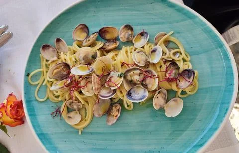 Vietri sul Mare - Spaghetti e Vongole al ristorante sul mare 스톡 사진
