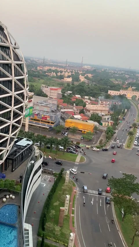 The view from the 12th floor at noon 動画素材 195091092