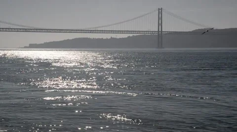 View of the 25 de Abril Bridge on Tagus River, in Lisbon. Vídeo Stock 48946876