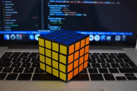 View of a 4x4x4 magic cube on a software developer's laptop 库存照片
