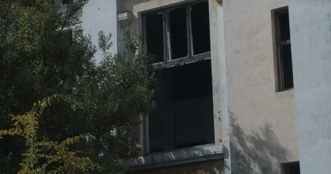 View of an abandoned building with broken windows and thickets around 库存影片 126836087