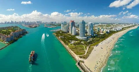 View from above of big container ship entering main channel in Miami harbor n Stock-Fotos