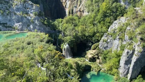 View from above of the Big Waterfall in Plitvice Lakes National Park Vidéo 160692896