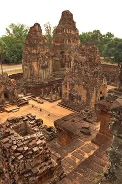 View from above onto the courtyard of the Pre Rup Temple with several stupa.. Foto stock