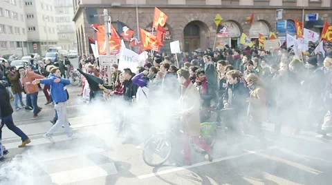 View from above Crowd blocking streets in France 스톡 동영상 61177259