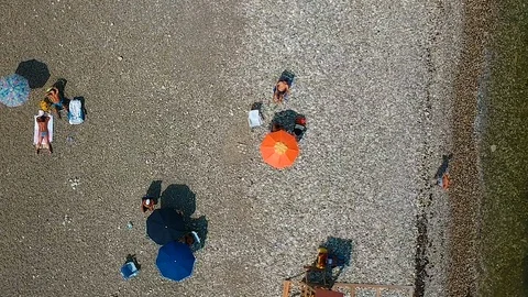 View from above with a drone of the equipped beach of "Torre Quetta" in Bari. Vídeos de archivo 100081785