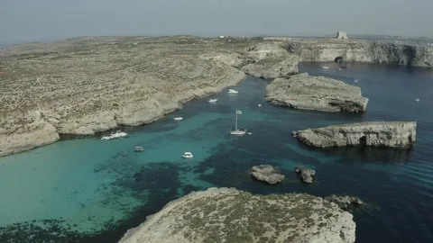 View from above. The drone flies around the beautiful bay of Comino Island. Vidéo 136667841