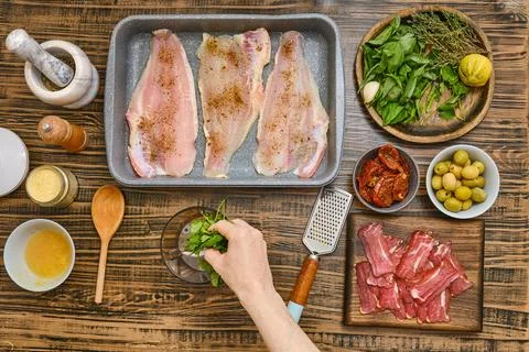 View from above on the hand putting fresh basil in the bowl of the immersio.. Foto stock