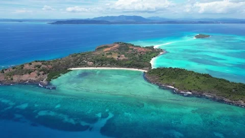 View from above of the large and small island of Nosy Iranja, Madagascar Vidéo 324424514