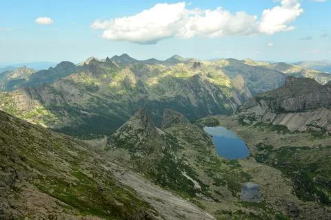 A view from above of a mountain range with high pointed peaks and a wide el.. Stock Photos