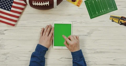 View from above on the tablet computer with green screen being vertically on the Vidéo 96312049