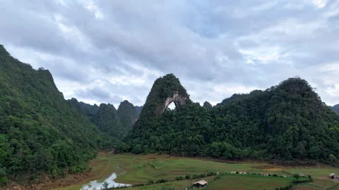 View above timelapse (hyperlapse) of Mat Than Mountain in Cao Bang, Vietnam Video stock 310099335