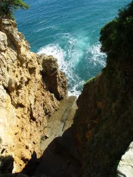 View from above of the waves on the rocks d Foto stock