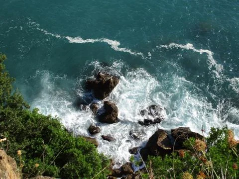 View from above of the waves on the rocks g Foto stock
