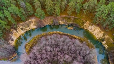 A view from above of the winding bend of the Ūla-Pelesa River Stock Photos
