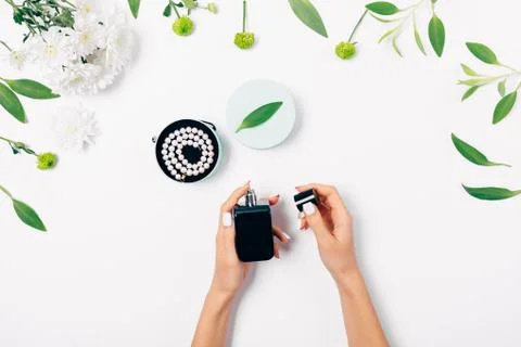 View from above woman's hands using perfumes 库存照片