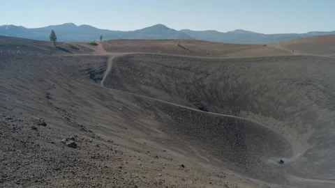 View across cinder cone volcanic crater in Lassen National Park Vidéo 268155132