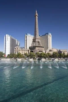View across lake to replica Eiffel Tower at the Paris Hotel and Casino, Bellagio Stockfoto's