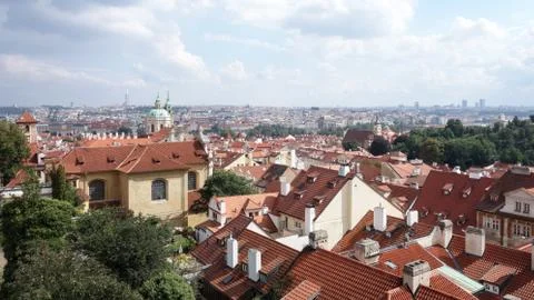 View across Prague's red rooftops, Czech Republic Foto stock