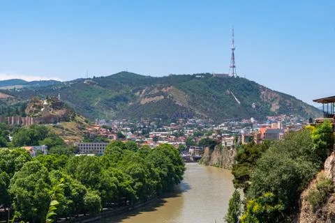 View across the River Mtkvari over the Old Town district towards the Tbilisi  Stock-Fotos