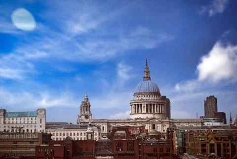 A view across the River Thames to St. Paul's Cathedral and the skyline of Lon Stock-Fotos