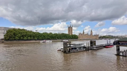 View across the River Thames towards Big Ben and the Houses of Parliament Stock-Footage 283290711