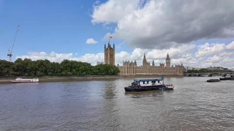 View across the River Thames towards Big Ben and the Houses of Parliament 스톡 동영상 283290839