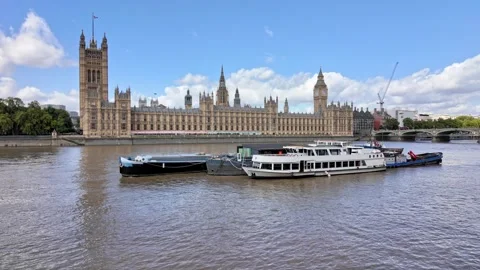 View across the River Thames towards Big Ben and the Houses of Parliament Stock-Footage 283291476