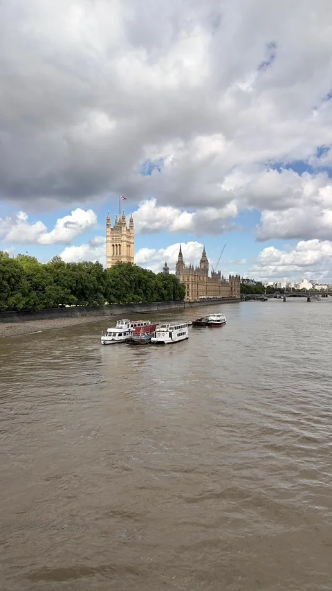 View across the River Thames towards Westminster and the Houses of Parliament Video stock 283295942