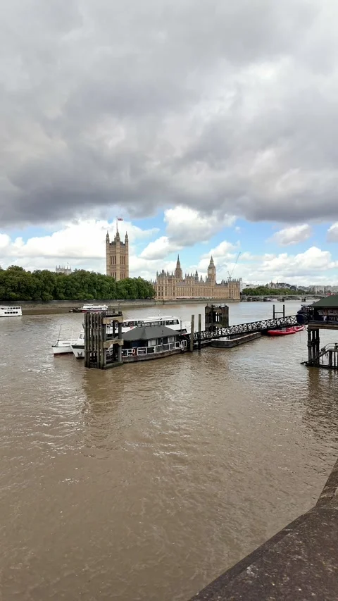 View across the River Thames towards Westminster and the Houses of Parliament 스톡 동영상 283296499