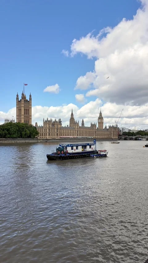 View across the River Thames towards Westminster and the Houses of Parliament 스톡 동영상 283296854