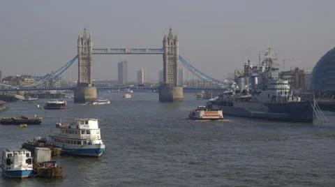 View across the River Thames to Tower Bridge and HMS Belfast Video stock 36193199
