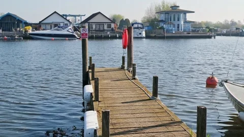 View across the River Yare. Left to right panning shot 库存影片 306540747