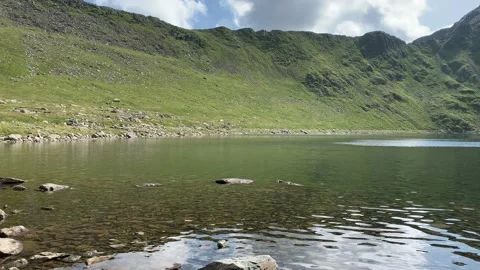 View across the water at Red Tarn lake in the lake district Stock Footage 157672584