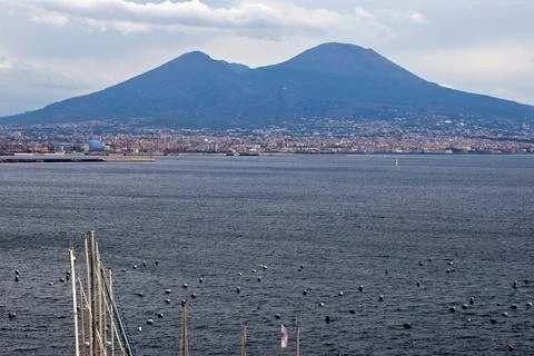 View of the active volcano Vesuvius and the Gulf of Naples from the city of.. Foto stock