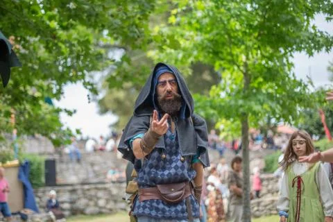 View of actor dressed in medieval clothes on medieval market Foto stock
