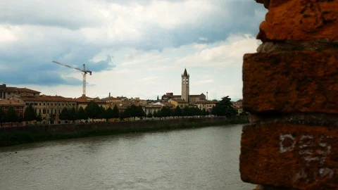 View of the Adige river from the castelvecchio bridge in Verona, destination for Видео 99049513
